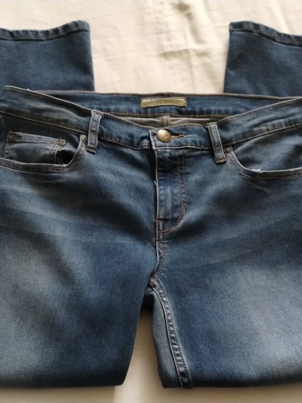 FREE PEOPLE Medium-Light Wash Lightly DISTRESSED Crop Jeans Sz W28 (24.5 Inseam)